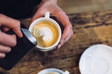 A IMPORTÂNCIA DE QUEM SERVE O CAFEZINHO