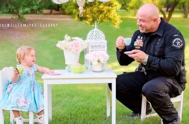 Policial comemora aniversário de menininha que ele ajudou a trazer ao mundo com ensaio fotográfico <3