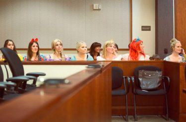 Tribunal surpreende garotinha com fantasias das Princesas Disney em audiência de adoção