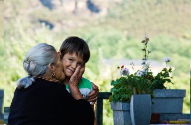 Pessoas que cuidam dos outros vivem mais tempo, diz estudo <3