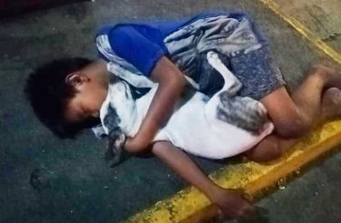 O garoto que dorme na rua abraçando seu cachorro, sua única família