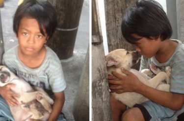 Criança de 11 anos abandonada é protegida por um cachorrinho de rua