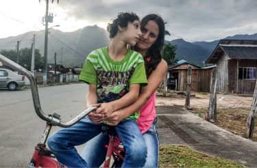 Mãe pedala mais de cinco horas todos os dias para acalmar filho autista em SC