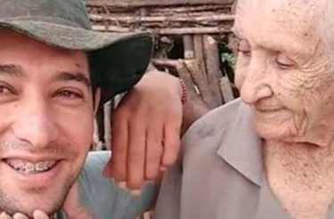 Neto larga o emprego para cuidar da avó de 105 anos com Alzheimer abandonada pelos filhos