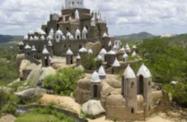 Aposentado passa 35 anos construindo seu próprio castelo no Brasil