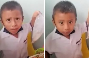 Menino guarda parte da merenda da escola para levar para sua mãe comer