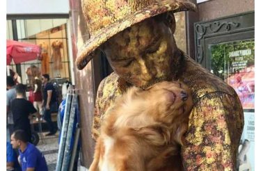 Cachorrinha ajuda seu amigo humano, um artista de rua em sua rotina de estátua humana [Fotos]