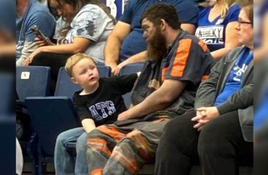 Trabalhador levou filho para o jogo de basquete vestindo seu uniforme. Saiu direto da Mina de Carvão