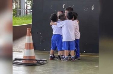 Alunos se abraçam e comemoram vitória de amiguinho em corrida com bambolê no Paraná