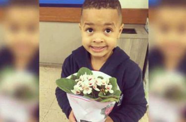 Após empurrão, mãe faz filho se desculpar e levar flores para coleguinha de escola