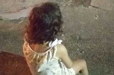 Mãe de menina autista desabafa: “Dói ver minha filha sendo rejeitada por outras crianças”