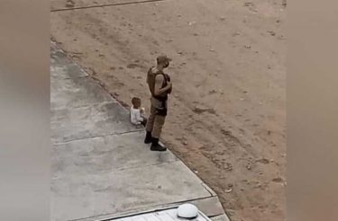 Menino passa a tarde conversando com PM e ganha água, sanduíche e picolé