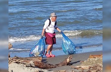 Avô de 85 anos limpa o lixo deixado por turistas nas praias em todos os verões