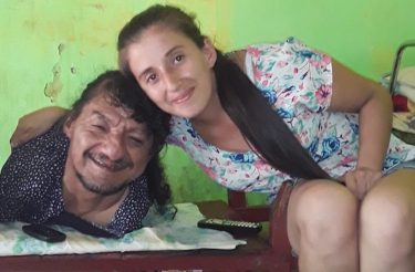 Não tem braços nem pernas, mas foi assim que criou as filhas sem a mãe: “Ele é o melhor pai do mundo”