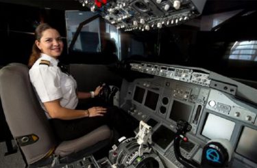 Mulher que vendia milho na rua realiza o sonho de se tornar piloto de avião