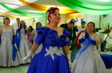 Aos 70 anos, vovó realiza sonho de infância e faz festa de 15 anos usando um elegante vestido pomposo