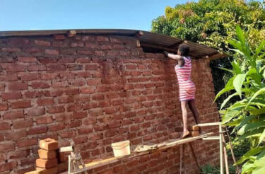 Tijolo por tijolo, mulher constrói a própria casa sozinha. Determinada e habilidosa!