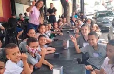 Dono de restaurante oferece refeição gratuita para alunos carentes e viraliza “Só para ver a alegria”