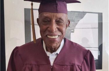 Homem de 101 anos realiza sonho de se formar no ensino médio 80 anos depois