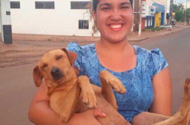 Cachorro espera sua dona por quase 7 horas na porta da escola em que ela fazia Enem