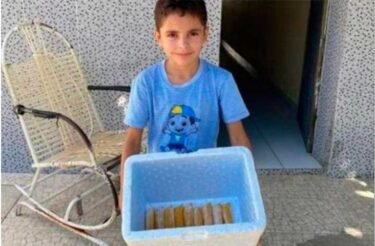 Menino de 8 anos de idade que vendia geladinho na rua para ajudar avó ganha casa nova