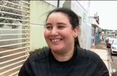 Mulher devolve bolsa com R$ 1,7 mil que achou na rua e ganha emprego como RECOMPENSA!