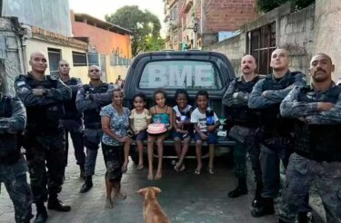 Policiais se sensibilizam com menina sem dinheiro para comemorar aniversário, compram bolo ... 